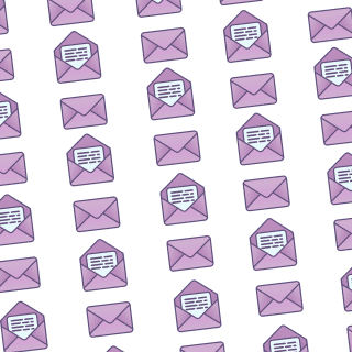 ein Muster aus vielen rosa Briefumschlägen - die Hälfte davon verschlossen, aus der anderen Hälfte ragt ein Brief heraus