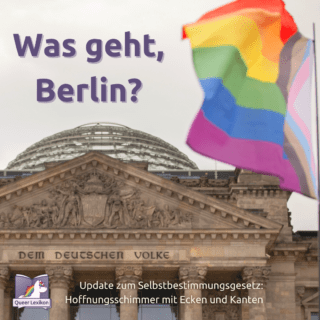 Foto vom Bundestag mit einer Progress-Regenbogenflagge davor. Im Himmel steht: "Was geht, Berlin?", unten das Logo des Queer Lexikons und der Titel des Artikels.